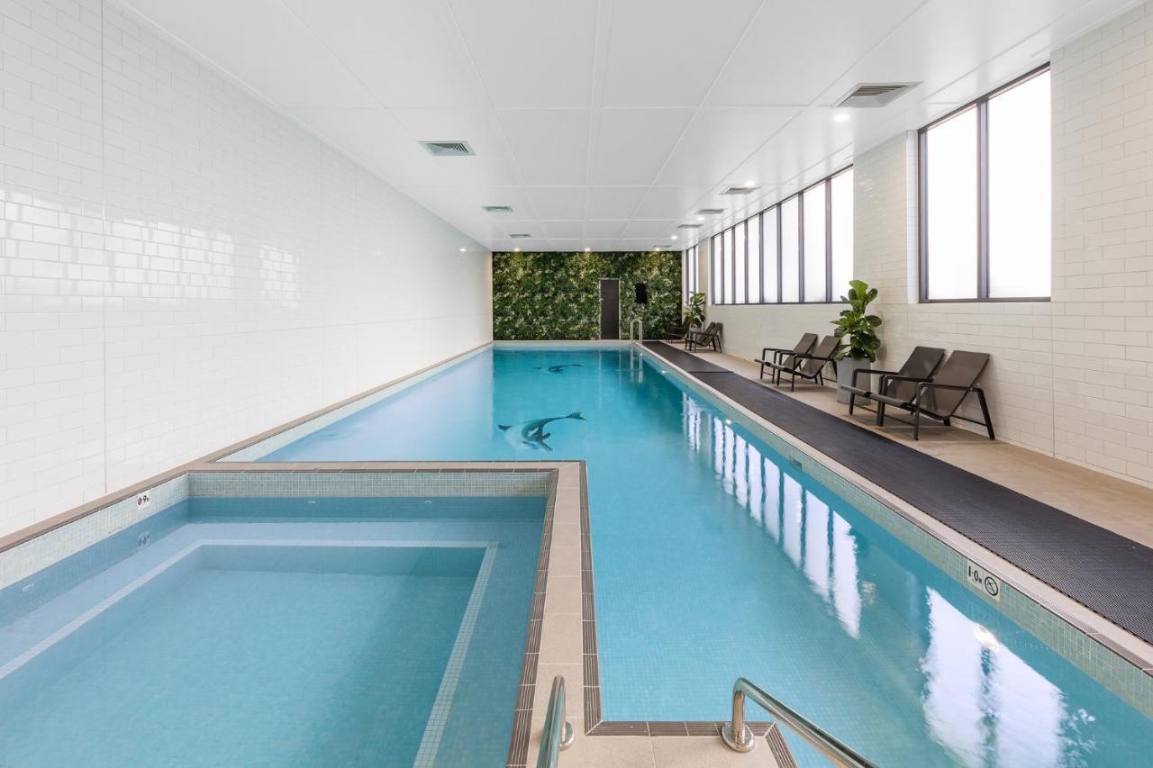 Meriton Suites Coward Street, Mascot Sydney Zewnętrze zdjęcie The pool at the hotel