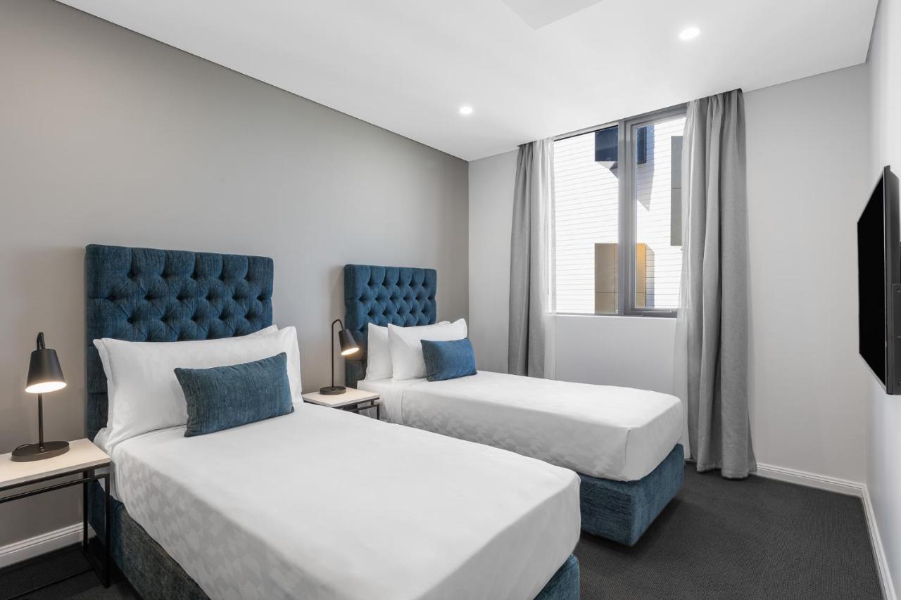 Meriton Suites Coward Street, Mascot Sydney Zewnętrze zdjęcie A bedroom at the hotel