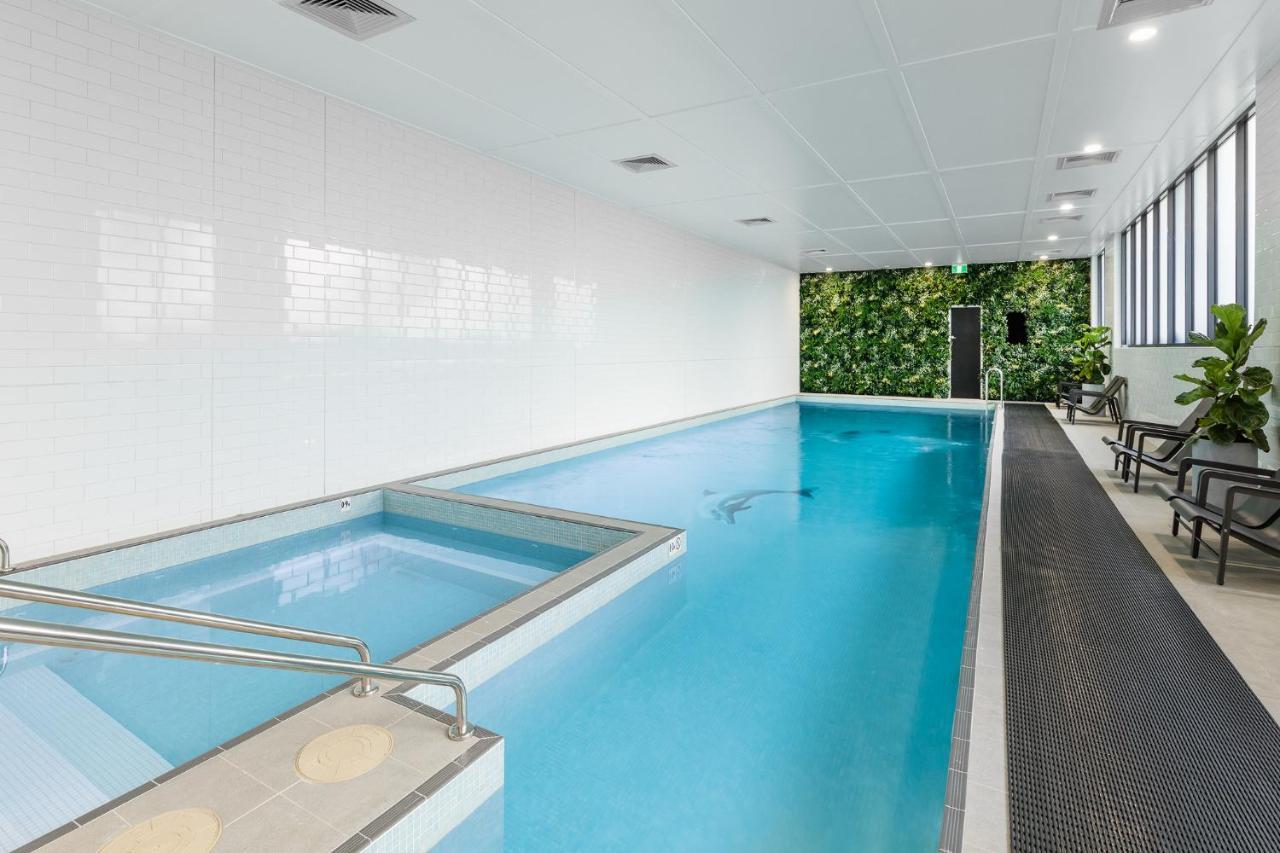 Meriton Suites Coward Street, Mascot Sydney Zewnętrze zdjęcie The pool at the hotel